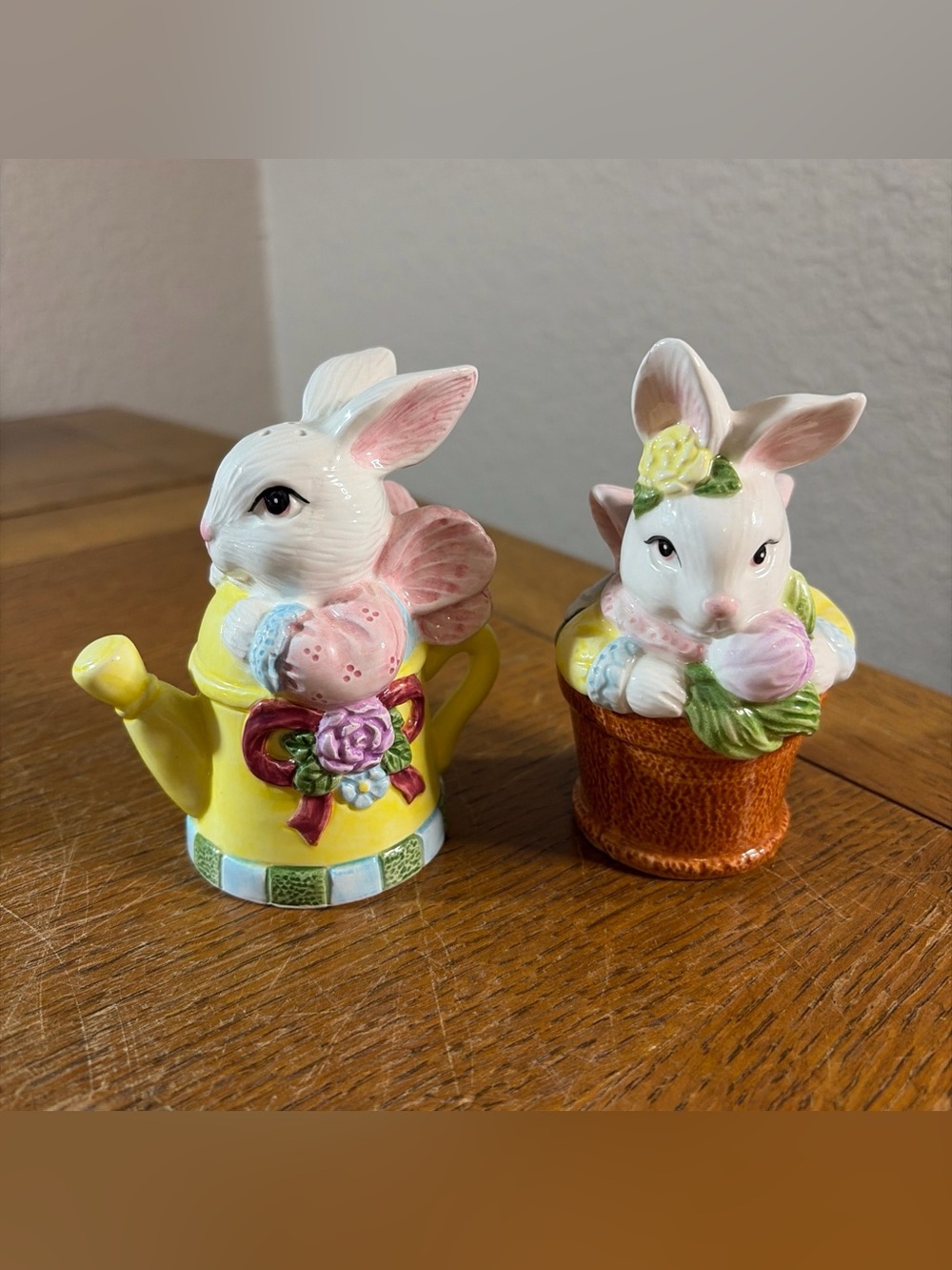 1996 Jay Imports Spring Easter Bunny S & P Shakers 4" Little Chip On The Ear